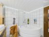 Gepflegtes Einfamilienhaus mit 707 m² Grundstück, Wintergarten, Doppelgarage & Carport - Badezimmer mit Badewanne